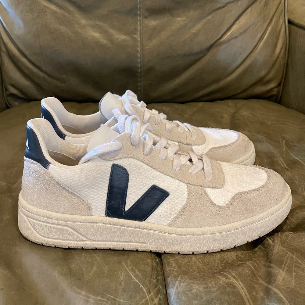 Veja V-10 sneakers size 8 (EUR: 39)